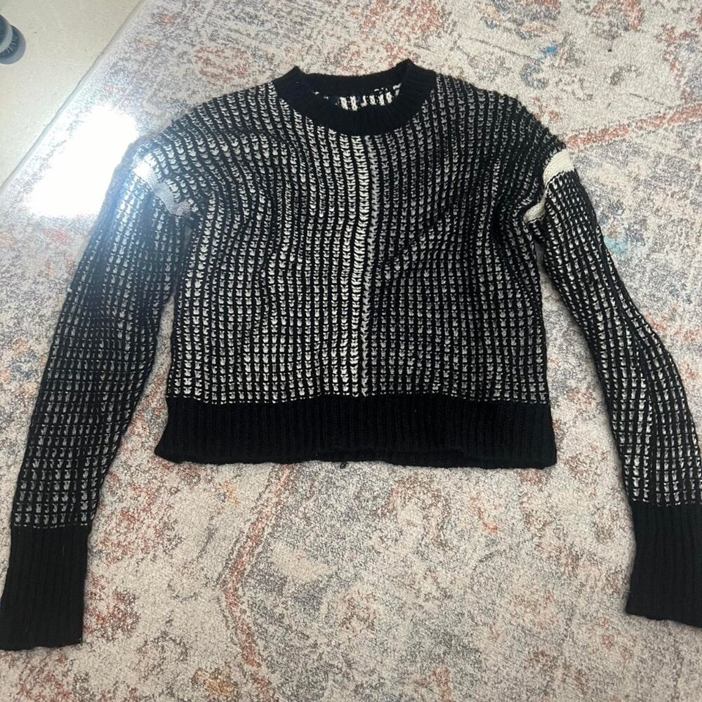 Vintage black and white sweater 🖤. No tag, but fits small/ M